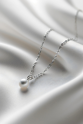 JPG 편집이미지 목걸이 선물 사람없음 흰색 우아함 은색 보석 천 진주 편집실사 AI포토 AI콘텐츠 컬러 컨셉 장신구 직물 광석 CG 파일형식