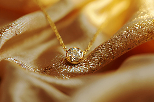 JPG 편집이미지 목걸이 선물 사람없음 금색 우아함 보석 천 편집실사 AI포토 AI콘텐츠 컬러 컨셉 장신구 직물 광석 CG 파일형식