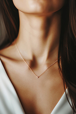 JPG 편집이미지 여자 목걸이 선물 한명 상반신 성인 신체부위 우아함 보석 목 착용 성인여자한명만 편집실사 AI인물포토 AI콘텐츠 1 컨셉 장신구 사람 광석 CG 여자한명만 성인여자만 파일형식 AI포토