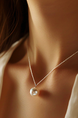 JPG 편집이미지 여자 목걸이 선물 한명 상반신 성인 신체부위 우아함 보석 목 착용 성인여자한명만 편집실사 AI인물포토 AI콘텐츠 1 컨셉 장신구 사람 광석 CG 여자한명만 성인여자만 파일형식 AI포토