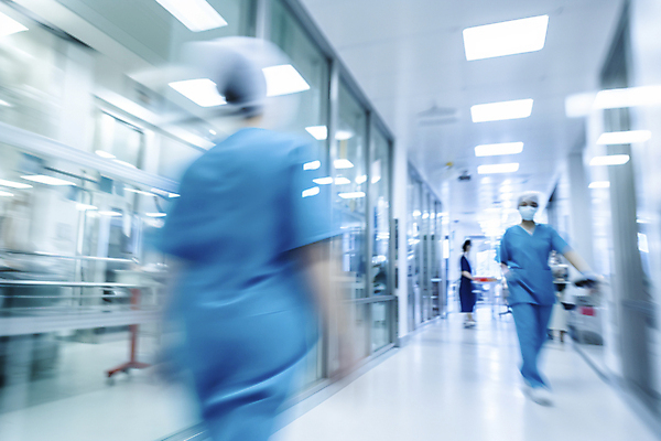 JPG 전신 편집이미지 병원 여러명 상반신 성인 치료 간호사 의료진 의사 복도 수술 디지털합성 수술복 의료성형뷰티 성인만 편집실사 IC큐레이션 AI인물포토 AI콘텐츠 직업 다수 의학 사람 가운 CG 파일형식 AI포토