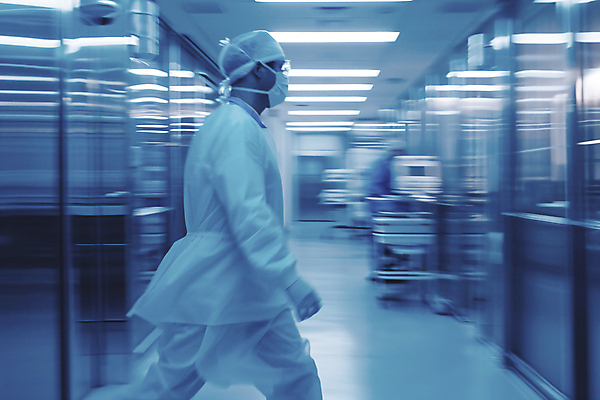 JPG 편집이미지 병원 한명 상반신 성인 치료 파란색 걷기 간호사 의료진 의사 수술 디지털합성 바쁨 수술복 의료성형뷰티 성인한명만 성인만 편집실사 IC큐레이션 AI인물포토 AI콘텐츠 직업 1 컬러 의학 모션 사람 가운 CG 파일형식 AI포토