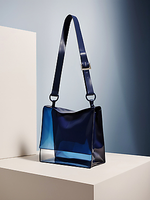 JPG 편집이미지 잡화 패션 가방 사람없음 파란색 핸드백 투명 우아함 디지털합성 크로스백 단상 편집소스 편집실사 AI포토 AI콘텐츠 컬러 컨셉 CG 파일형식