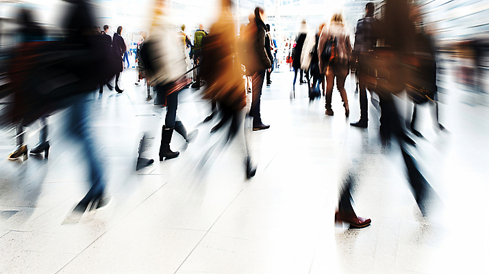 JPG 전신 편집이미지 이동 비즈니스 사람 여러명 일상 걷기 도시 속도 바쁨 잔상 편집실사 AI인물포토 AI콘텐츠 다수 컨셉 모션 라이프 CG 파일형식 AI포토