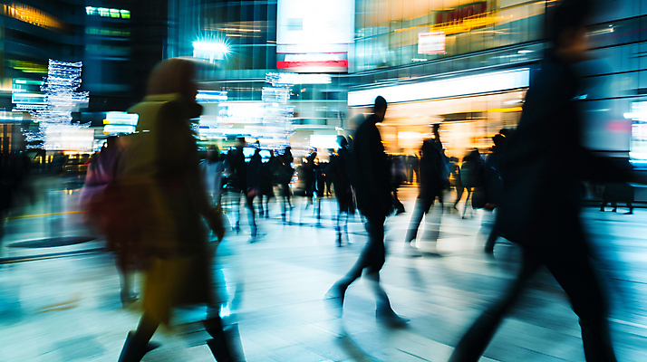JPG 전신 편집이미지 이동 비즈니스 거리 사람 여러명 일상 걷기 도시 도심 속도 바쁨 잔상 편집실사 AI인물포토 AI콘텐츠 다수 컨셉 모션 라이프 CG 파일형식 AI포토