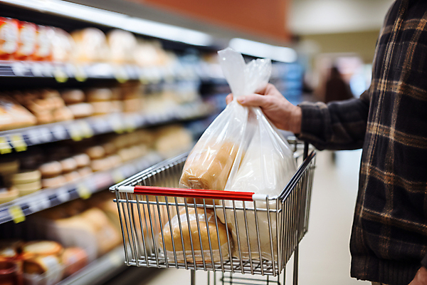 JPG 편집이미지 남자 식재료 한명 상반신 옆모습 장보기 상점 카트 시세 장바구니 디지털합성 담기 마트 빵봉지 남자한명만 편집실사 AI인물포토 AI콘텐츠 1 빵 뷰포인트 모션 봉투 사람 금융 쇼핑 바구니 CG 남자만 파일형식 AI포토