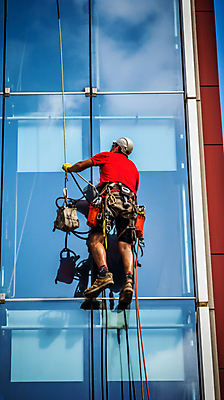 JPG 전신 편집이미지 남자 밧줄 외벽 한명 안전 성인 건물 안전모 청소 디지털합성 청소부 점검 유리창청소 성인남자한명만 외벽청소 편집실사 AI인물포토 AI콘텐츠 직업 1 건축물 줄 벽 사람 헬멧 안전장비 CG 남자한명만 성인남자만 파일형식 AI포토