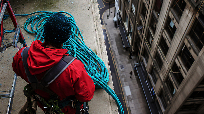 JPG 편집이미지 남자 밧줄 외벽 한명 안전 성인 건물 안전모 청소 디지털합성 청소부 점검 유리창청소 성인남자한명만 외벽청소 편집실사 AI인물포토 AI콘텐츠 직업 1 건축물 줄 벽 사람 헬멧 안전장비 CG 남자한명만 성인남자만 파일형식 AI포토