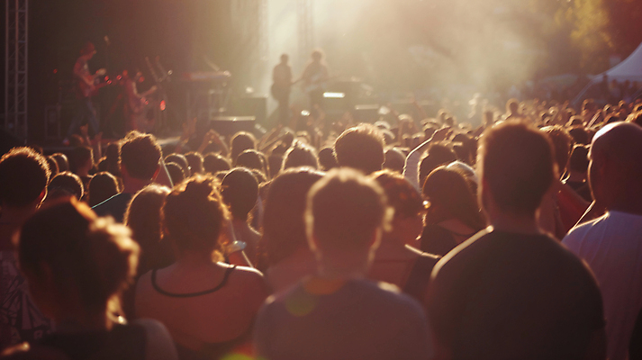 JPG 편집이미지 음악 전구 여러명 상반신 빛 어둠 콘서트 공연 무대 군중 디지털합성 재즈 음악축제 편집실사 AI인물포토 AI콘텐츠 다수 문화예술 사람 이벤트 축제 CG 파일형식 AI포토