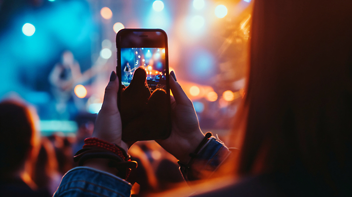 JPG 편집이미지 손 음악 신체부위 빛 스마트폰 촬영 어둠 콘서트 공연 무대 디지털합성 재즈 음악축제 의료성형뷰티 편집실사 AI인물포토 AI콘텐츠 문화예술 사람 이벤트 핸드폰 스마트기기 축제 CG 파일형식 AI포토