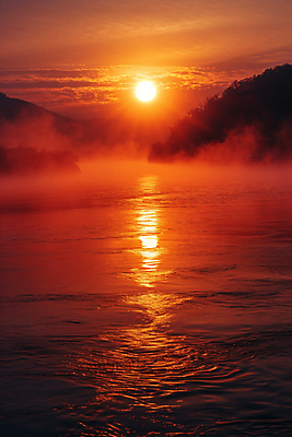 JPG 구름 편집이미지 자연 하늘 아침 풍경 사람없음 태양 반사 일출 새벽 안개 수면 강가 디지털합성 시작 풀숲 편집실사 AI포토 AI콘텐츠 주간 자연요소 날씨 물 강 노을 숲 CG 생태계 파일형식