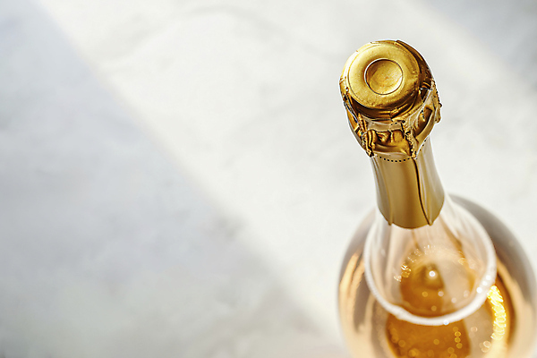 JPG 편집이미지 탁자 주류 사람없음 와인 알코올 와인병 편집실사 AI포토 AI콘텐츠 음료 가구 병_용기 CG 파일형식