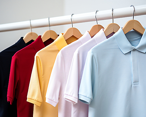 JPG 편집이미지 옷 계절 사람없음 봄 반팔티셔츠 옷걸이 디지털합성 일렬 편집실사 AI포토 AI콘텐츠 티셔츠 CG 파일형식