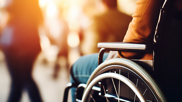 JPG 편집이미지 남자 백그라운드 한명 앉기 성인 승차 장애인 휠체어 성인남자한명만 편집실사 AI인물포토 AI콘텐츠 1 모션 사람 CG 장애 남자한명만 성인남자만 파일형식 AI포토