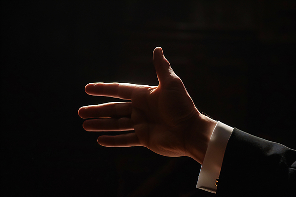 JPG 편집이미지 손 근접촬영 신체부위 검은색 지휘자 편집실사 AI인물포토 AI콘텐츠 뷰포인트 컬러 사람 음악가 CG 파일형식 AI포토