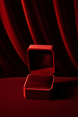 JPG 편집이미지 사람없음 빨간색 상자 우아함 천 디지털합성 보관함 보석함 목업 편집실사 AI포토 AI콘텐츠 컬러 컨셉 직물 CG 파일형식