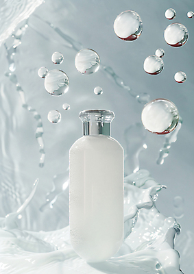 JPG 편집이미지 사람없음 뷰티 화장품 물방울 오브젝트 공병 카피스페이스 이미지편집 편집실사 AI컴퓨터그래픽 AI콘텐츠 공백 CG 병_담는 파일형식