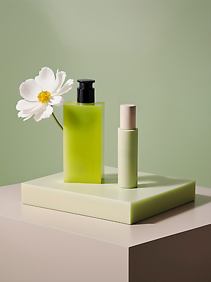 JPG 편집이미지 꽃 백그라운드 사람없음 연두색 뷰티 화장품 디지털합성 모던 데이지 심플 공병 에센스 목업 편집소스 세련 편집실사 AI포토 AI콘텐츠 식물 초록색 CG 병_담는 파일형식