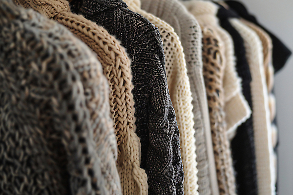 JPG 편집이미지 옷 사람없음 장롱 스웨터 디지털합성 니트 겨울옷 정리 옷장정리 편집실사 AI포토 AI콘텐츠 가구 상의 겨울 CG 파일형식