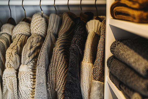 JPG 편집이미지 옷 사람없음 장롱 옷걸이 스웨터 디지털합성 니트 겨울옷 정리 옷장정리 편집실사 AI포토 AI콘텐츠 가구 상의 겨울 CG 파일형식