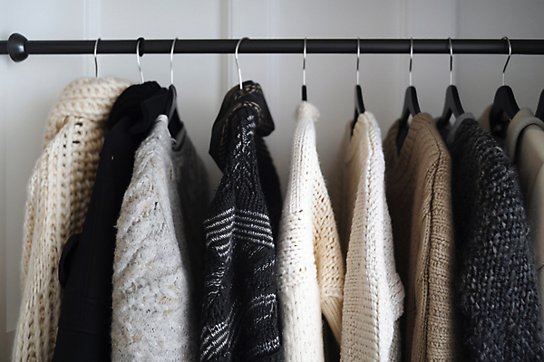 JPG 편집이미지 옷 사람없음 장롱 옷걸이 스웨터 디지털합성 니트 겨울옷 정리 옷장정리 편집실사 AI포토 AI콘텐츠 가구 상의 겨울 CG 파일형식