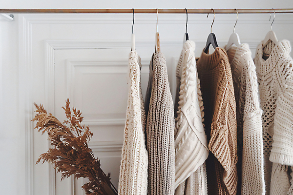 JPG 편집이미지 옷 사람없음 장롱 옷걸이 스웨터 디지털합성 니트 겨울옷 정리 옷장정리 편집실사 AI포토 AI콘텐츠 가구 상의 겨울 CG 파일형식