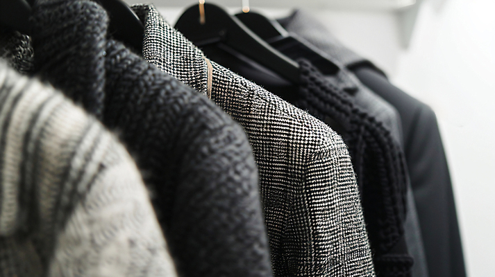 JPG 편집이미지 옷 사람없음 재킷 장롱 옷걸이 스웨터 디지털합성 니트 겨울옷 정리 옷장정리 편집실사 AI포토 AI콘텐츠 가구 상의 겨울 외투 CG 파일형식