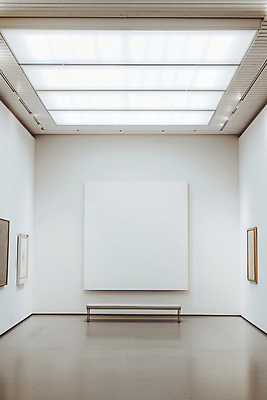 JPG 편집이미지 액자 벤치 전등 사람없음 전시 흰색 미술관 전시회 그림 카피스페이스 편집실사 AI포토 AI콘텐츠 컬러 의자 조명 공백 CG 파일형식