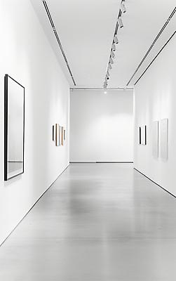 JPG 편집이미지 액자 사람없음 전시 흰색 미술관 전시회 그림 카피스페이스 편집실사 AI포토 AI콘텐츠 컬러 공백 CG 파일형식