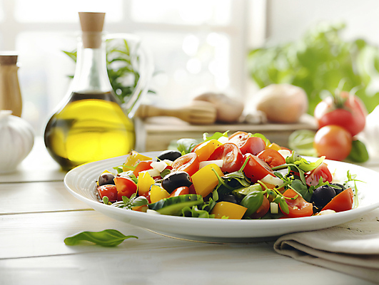 JPG 편집이미지 접시 채소 창문 건강 사람없음 식사 샐러드 신선 풀잎 소스 올리브오일 천 나무바닥 편집실사 AI포토 AI콘텐츠 식기 음식 잎 바닥 직물 양념 풀_식물 기름_음식 CG 파일형식