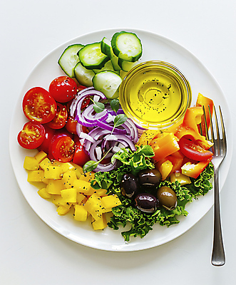 JPG 편집이미지 접시 포크 채소 건강 사람없음 식사 샐러드 신선 소스 올리브오일 종지 편집실사 AI포토 AI콘텐츠 그릇 식기 음식 양념 기름_음식 CG 파일형식