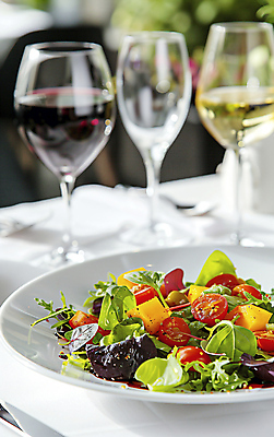 JPG 편집이미지 접시 채소 와인잔 건강 사람없음 와인 식사 샐러드 신선 소스 편집실사 AI포토 AI콘텐츠 식기 음식 술잔 주류 양념 CG 파일형식