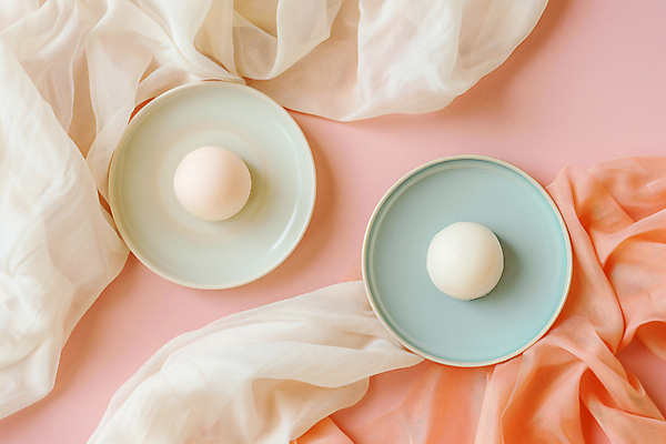 JPG 편집이미지 접시 과일 디저트 사람없음 유행 두개 천 디지털합성 찹쌀떡 모찌 편집실사 AI포토 AI콘텐츠 식기 음식 2 떡 직물 CG 파일형식