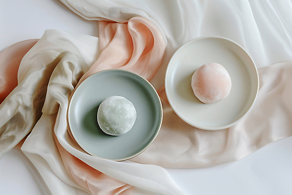 JPG 편집이미지 접시 과일 디저트 사람없음 유행 두개 천 디지털합성 찹쌀떡 모찌 편집실사 AI포토 AI콘텐츠 식기 음식 2 떡 직물 CG 파일형식