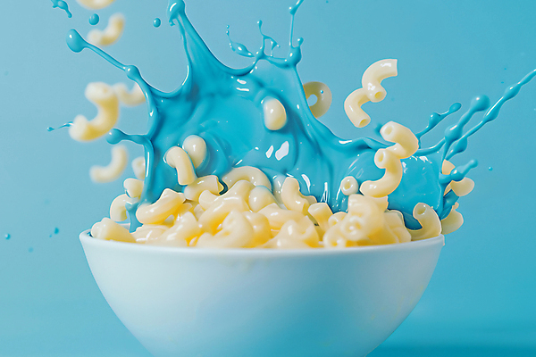 JPG 편집이미지 그릇 다이어트 치즈 사람없음 파란색 디지털합성 튀는물 마카로니 식욕저하 크림소스 편집실사 AI포토 AI콘텐츠 식기 컬러 유제품 건강 소스_음식 CG 액체표현 파스타면 스플래쉬 파일형식