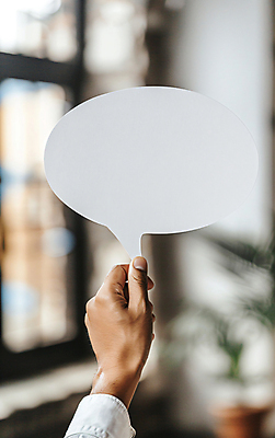 JPG 편집이미지 손 말풍선 들기 아웃포커스 신체부위 팻말 흰색 카피스페이스 편집소스 편집실사 AI인물포토 AI콘텐츠 컬러 모션 프레임 촬영기법 사람 공백 CG 파일형식 AI포토