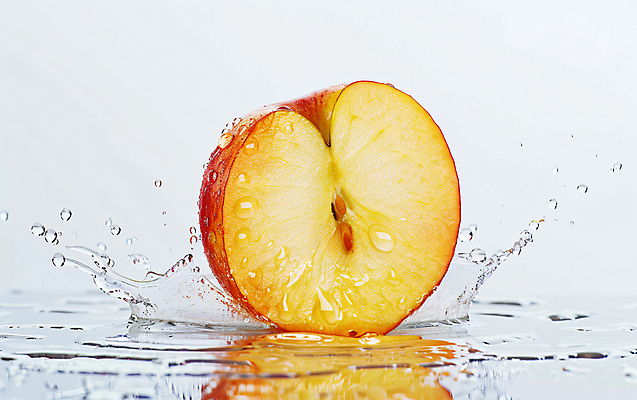 JPG 편집이미지 조각 과일 단면 사람없음 물 사과 반쪽 슬라이스 스플래쉬 편집소스 편집실사 AI컴퓨터그래픽 AI콘텐츠 자연요소 CG 파일형식