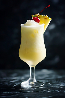 JPG 편집이미지 잔 사람없음 얼음 체리 시원함 디지털합성 파인애플 피나콜라다 편집소스 편집실사 AI포토 AI콘텐츠 자연요소 식기 과일 칵테일 CG 열대과일 파일형식