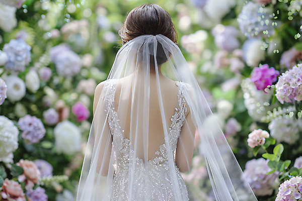 JPG 편집이미지 여자 꽃 신부 웨딩드레스 결혼 스튜디오 면사포 한명 상반신 성인 촬영 디지털합성 성인여자한명만 스드메 편집실사 AI인물포토 AI콘텐츠 식물 1 드레스 사람 이벤트 CG 결혼소품 신조어 약어 여자한명만 성인여자만 파일형식 AI포토