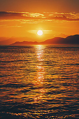 JPG 구름 편집이미지 바다 하늘 산 풍경 사람없음 빛 태양 노을 환경 금색 분위기 디지털합성 윤슬 편집실사 AI포토 AI콘텐츠 자연요소 물결 컬러 컨셉 CG 파일형식