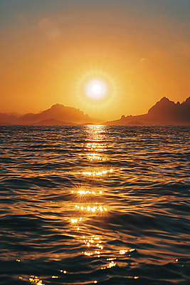 JPG 편집이미지 바다 하늘 산 풍경 사람없음 빛 태양 노을 환경 금색 분위기 디지털합성 윤슬 편집실사 AI포토 AI콘텐츠 자연요소 물결 컬러 컨셉 CG 파일형식