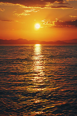 JPG 구름 편집이미지 바다 하늘 산 풍경 사람없음 빛 태양 노을 환경 금색 분위기 디지털합성 윤슬 편집실사 AI포토 AI콘텐츠 자연요소 물결 컬러 컨셉 CG 파일형식