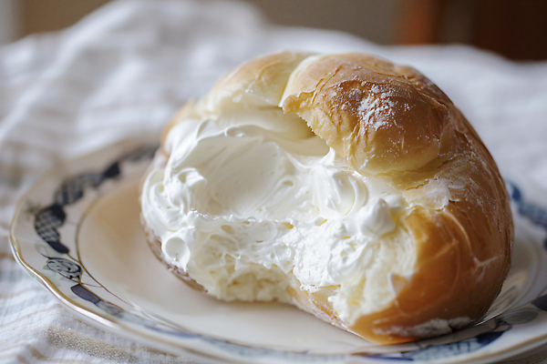 JPG 편집이미지 그릇 음식 디저트 사람없음 식탁보 달콤 크림 디지털합성 맛집 크림빵 편집실사 AI포토 AI콘텐츠 식기 빵 맛 CG 파일형식