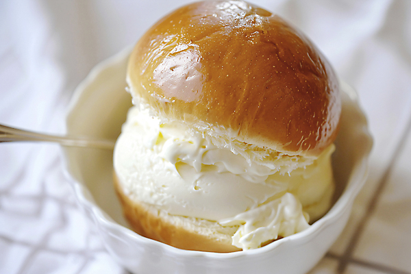 JPG 편집이미지 그릇 음식 디저트 사람없음 숟가락 식탁보 달콤 크림 디지털합성 맛집 크림빵 편집실사 AI포토 AI콘텐츠 식기 빵 수저 맛 CG 파일형식