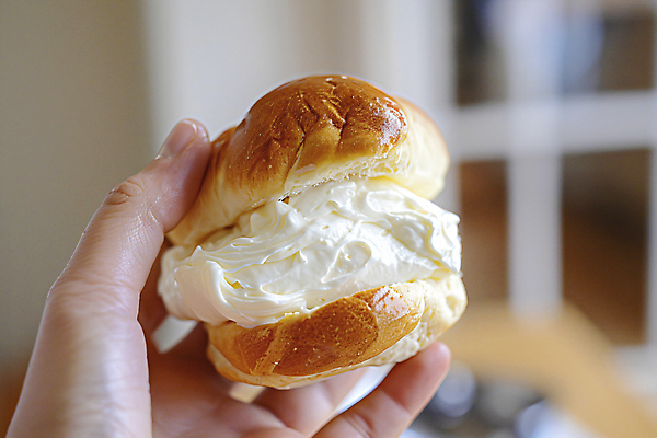 JPG 편집이미지 손 음식 디저트 들기 신체부위 달콤 크림 디지털합성 맛집 크림빵 편집실사 AI인물포토 AI콘텐츠 빵 모션 사람 맛 CG 파일형식 AI포토