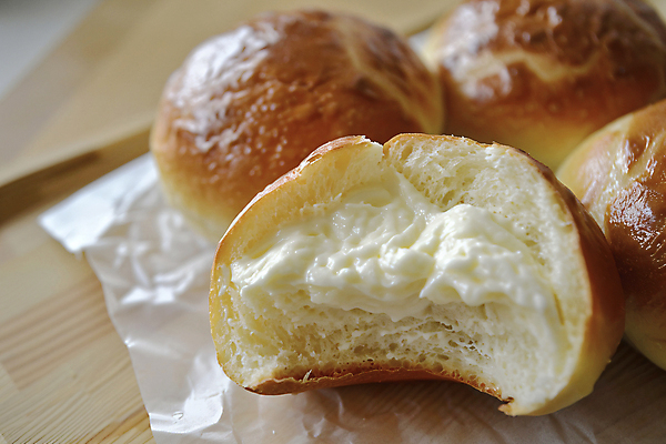 JPG 편집이미지 음식 디저트 사람없음 달콤 크림 디지털합성 맛집 나무도마 크림빵 편집실사 AI포토 AI콘텐츠 빵 도마 목재 맛 CG 파일형식