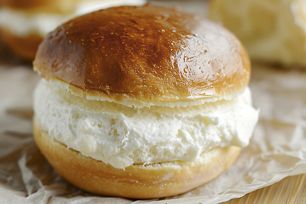 JPG 편집이미지 음식 디저트 사람없음 달콤 크림 디지털합성 맛집 나무도마 크림빵 종이호일 편집실사 AI포토 AI콘텐츠 빵 도마 목재 맛 CG 파일형식