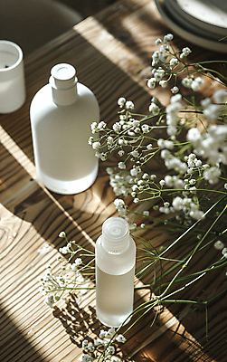 JPG 편집이미지 그림자 사람없음 뷰티 화장품 분위기 안개꽃 공병 편집실사 AI포토 AI콘텐츠 꽃 컨셉 CG 한해살이풀 병_담는 파일형식