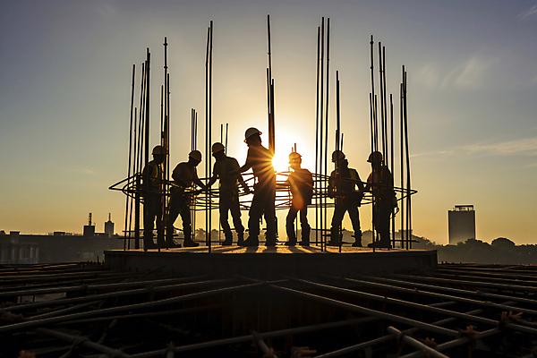 JPG 전신 편집이미지 남자 건축 실루엣 하늘 부동산 여러명 성인 햇빛 일몰 건설현장 잡기 역광 인력 성인남자만 건설근로자 편집실사 AI인물포토 AI콘텐츠 직업 다수 모션 건설업 촬영기법 사람 태양 노을 재산 CG 남자만 성인만 파일형식 AI포토