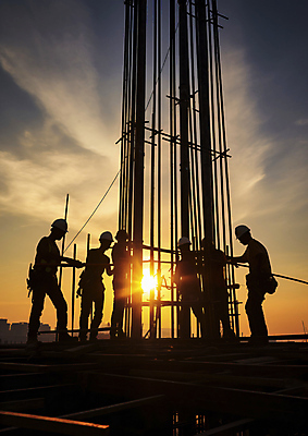 JPG 전신 편집이미지 남자 건축 실루엣 하늘 부동산 여러명 성인 햇빛 일몰 건설현장 잡기 역광 인력 성인남자만 건설근로자 편집실사 AI인물포토 AI콘텐츠 직업 다수 모션 건설업 촬영기법 사람 태양 노을 재산 CG 남자만 성인만 파일형식 AI포토